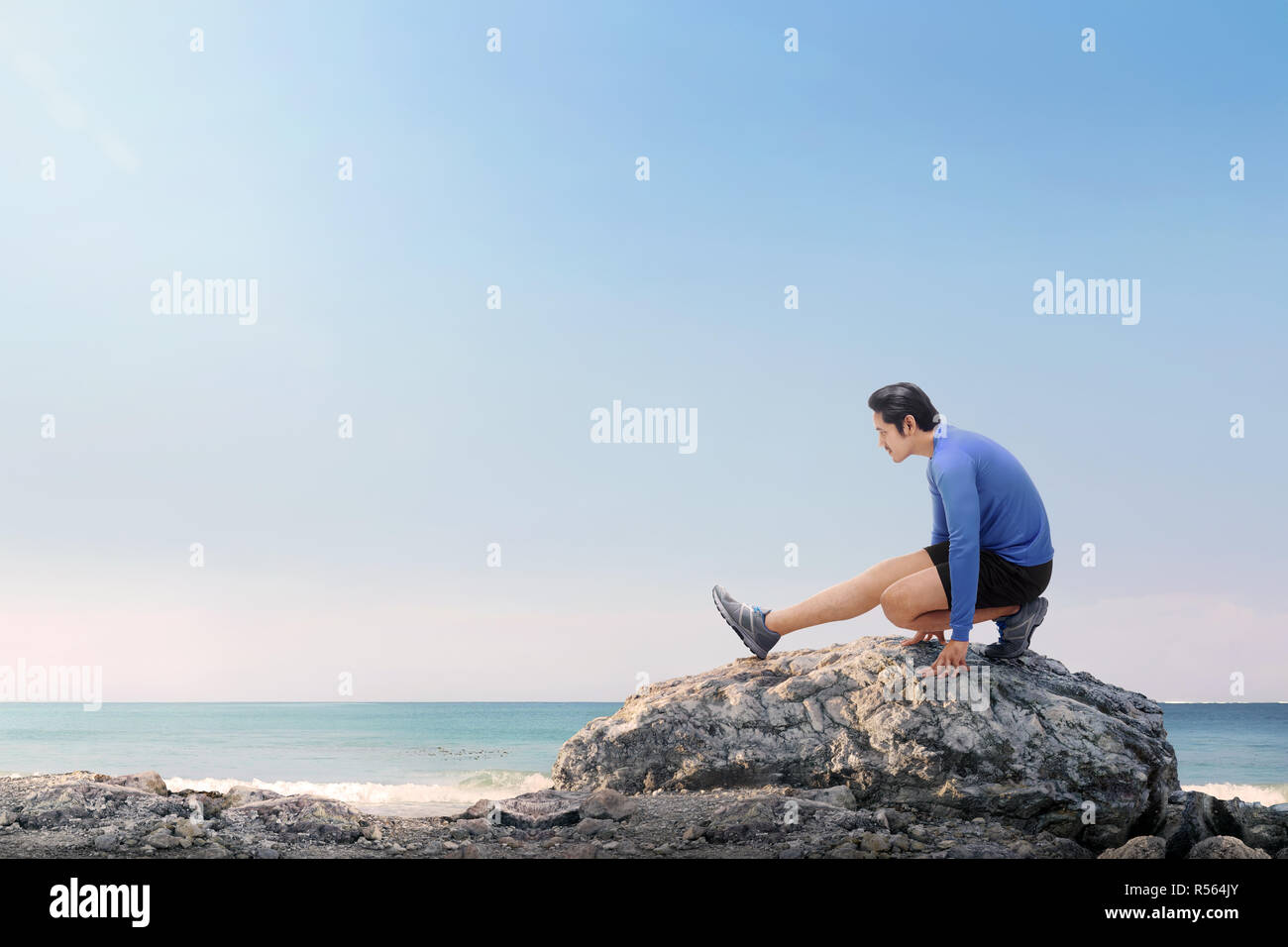 Young man stretching legs start hi-res stock photography and images - Alamy