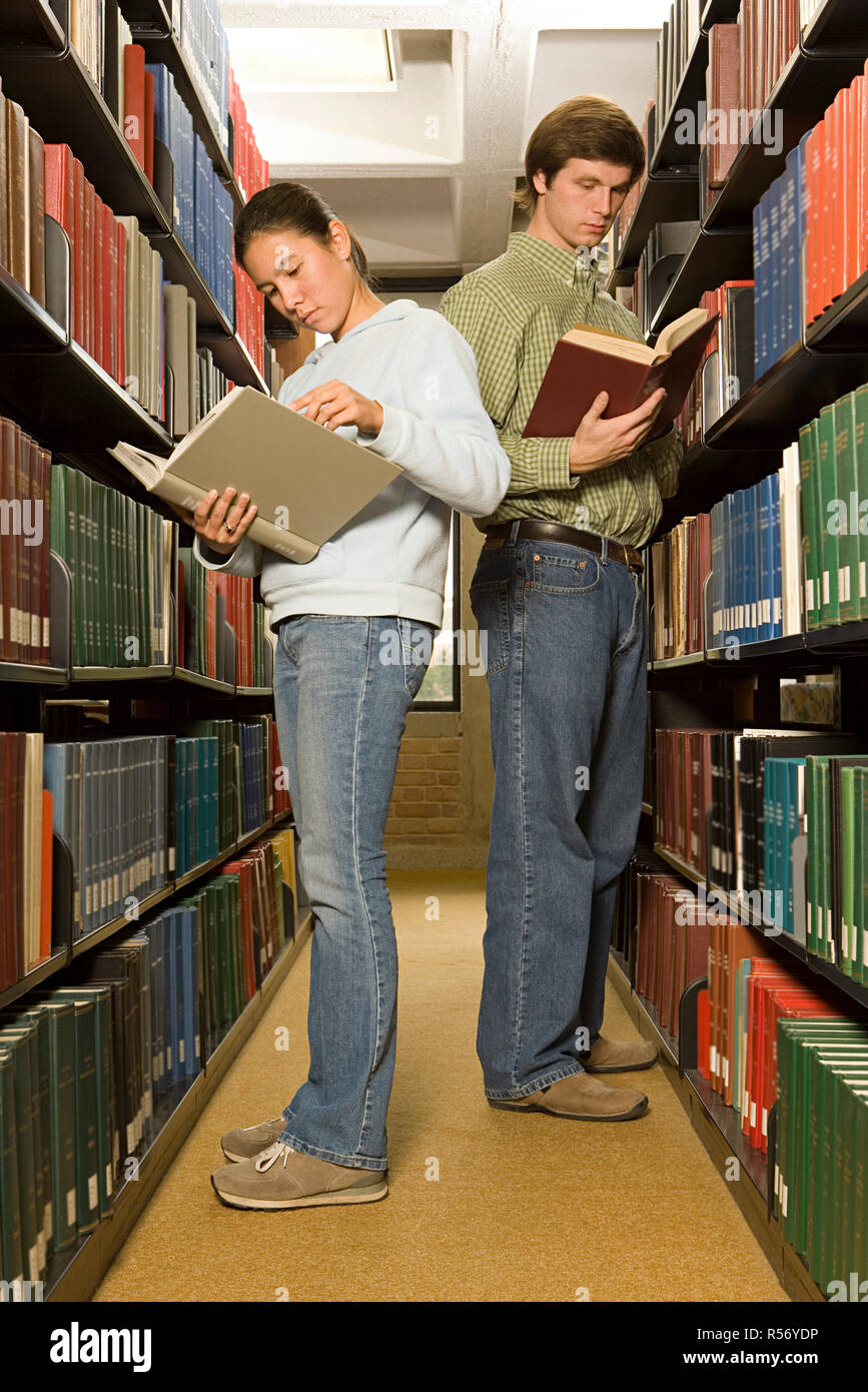 Чтение книг. Чтение подростки. Фотосессия в библиотеке. Студенты в библиотеке. Рекомендации для чтения студентов.