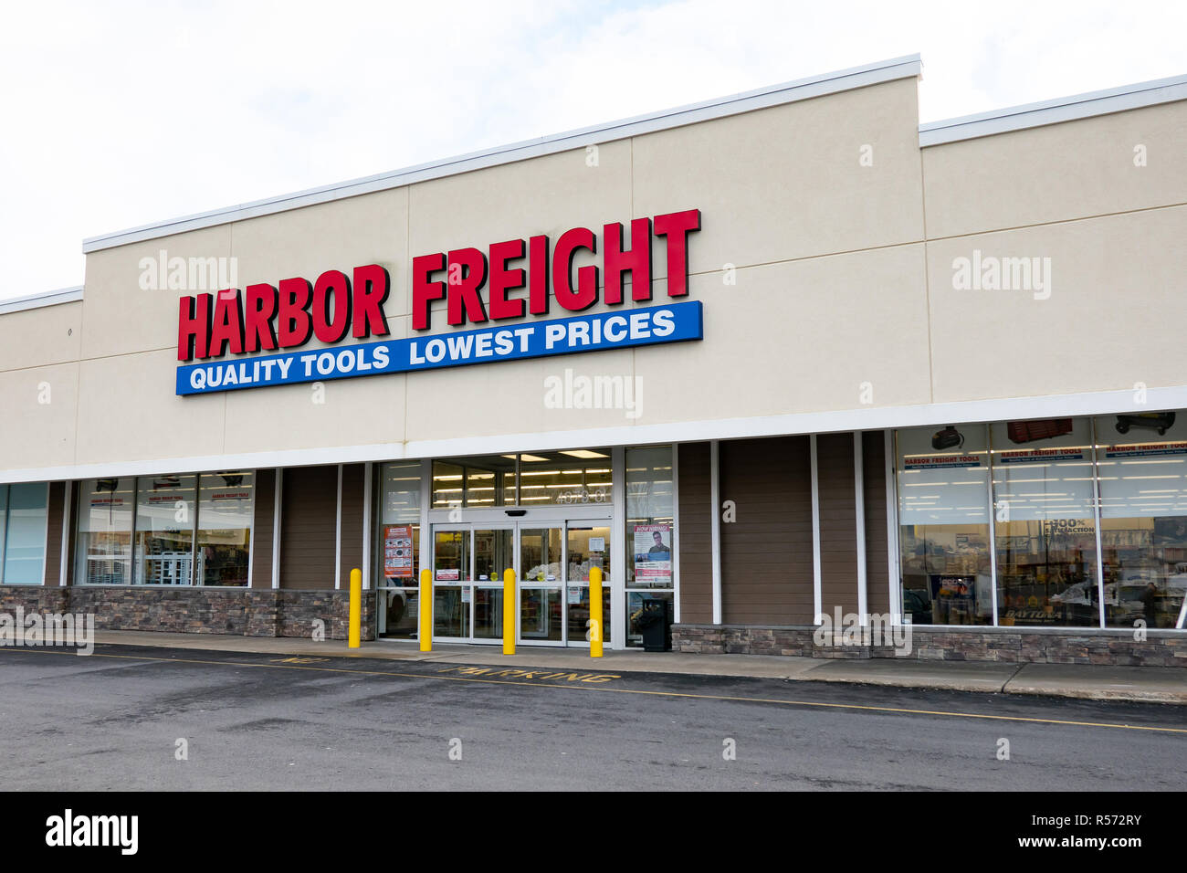 A Harbor Freight Tools Store Located In Amsterdam Ny Usa Stock Photo Alamy