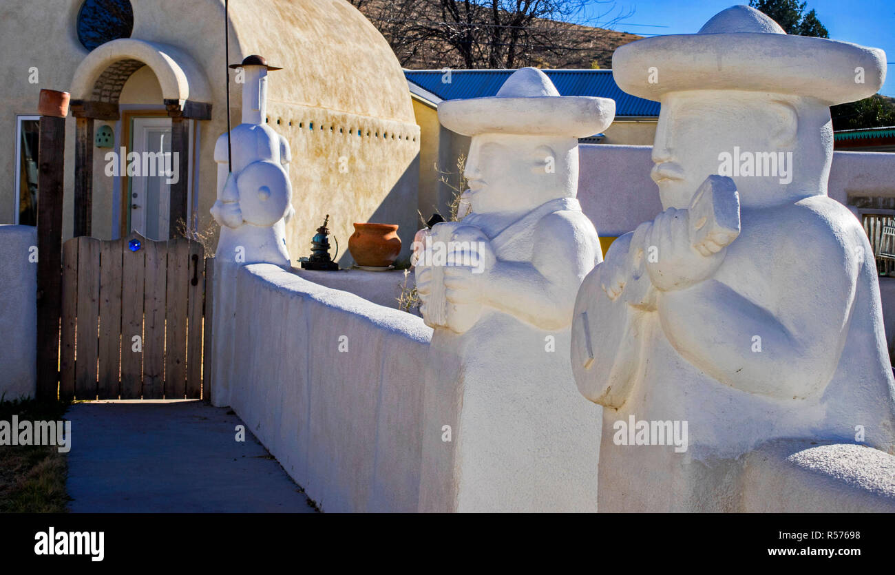 Artist Tom Curry studio entrance in Alpine, Texas, adorned with his sculptures of mariachi. Stock Photo