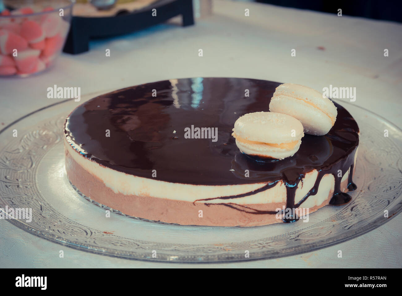 Chocolate-vanilla mousse cake with Glsaz of chocolate and two white ... Chocolate-vanilla mousse cake with Glsaz of chocolate and two white ...