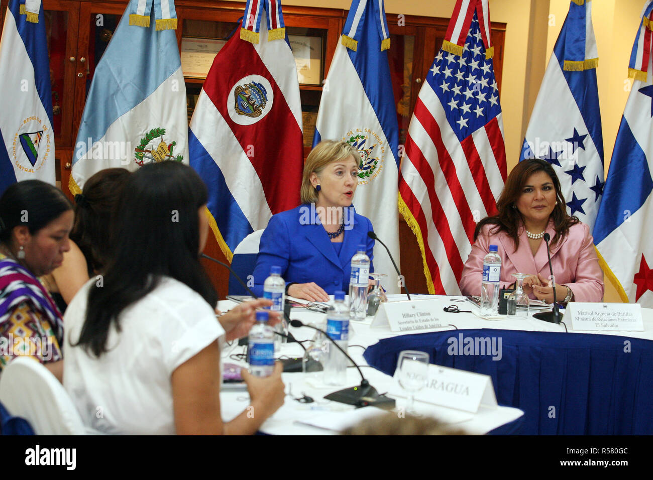 Over 40 women participated in a roundtable discussion with moderators U.S. Secretary of State Hillary Rodham Clinton and Salvadoran Foreign Minister Argueta at the Foreign Ministry in San Salvador Stock Photo