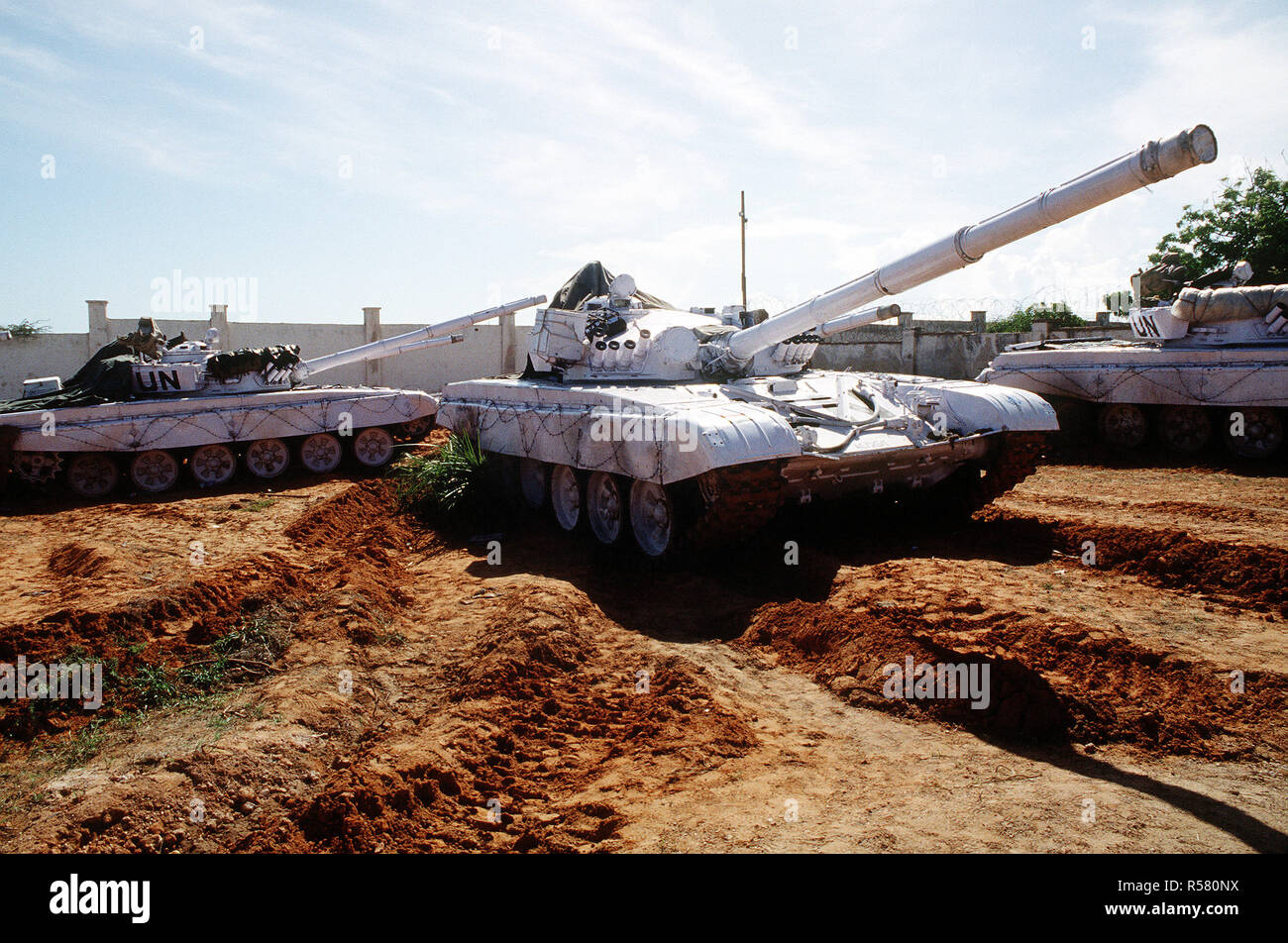 United Nations tanks at the Belgian compound in Kismayo.  3/4 right side view of a T-72 main battle tank with UN markings.  The UN forces are in Somalia in support of OPERATION CONTINUE HOPE. Stock Photo