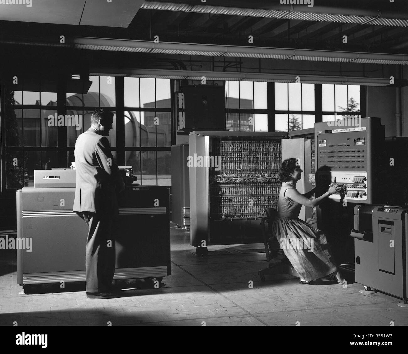 Electronic Machine Computing Branch, 704 computing lab; (left - right) William A Mersman and Marcelline K Chartz (aka - Marcie Smith) with IBM 704 Date Processor Stock Photo