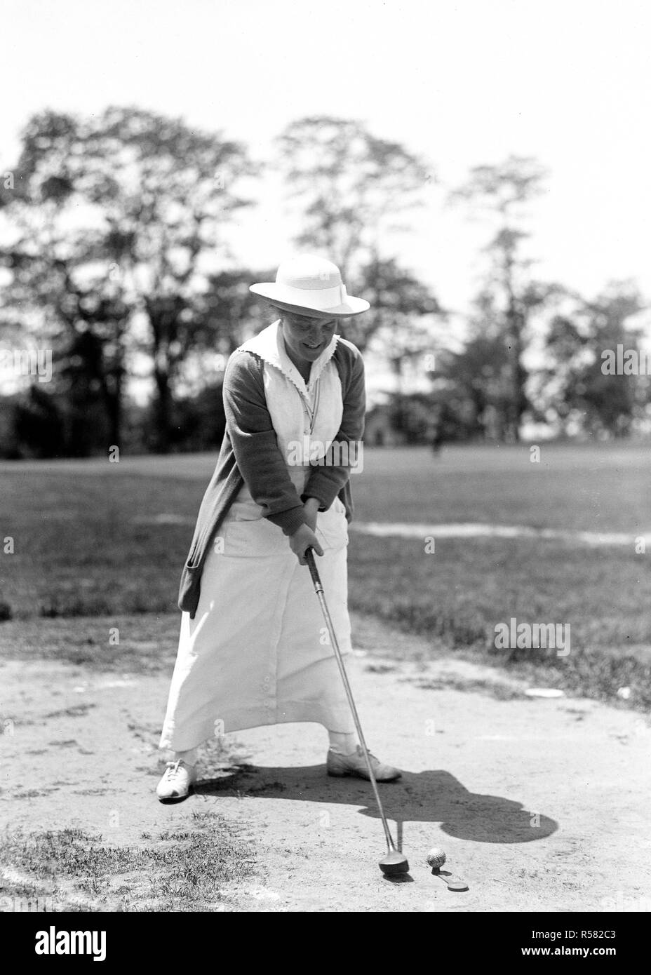 Playing golf early 1900s hi-res stock photography and images - Alamy