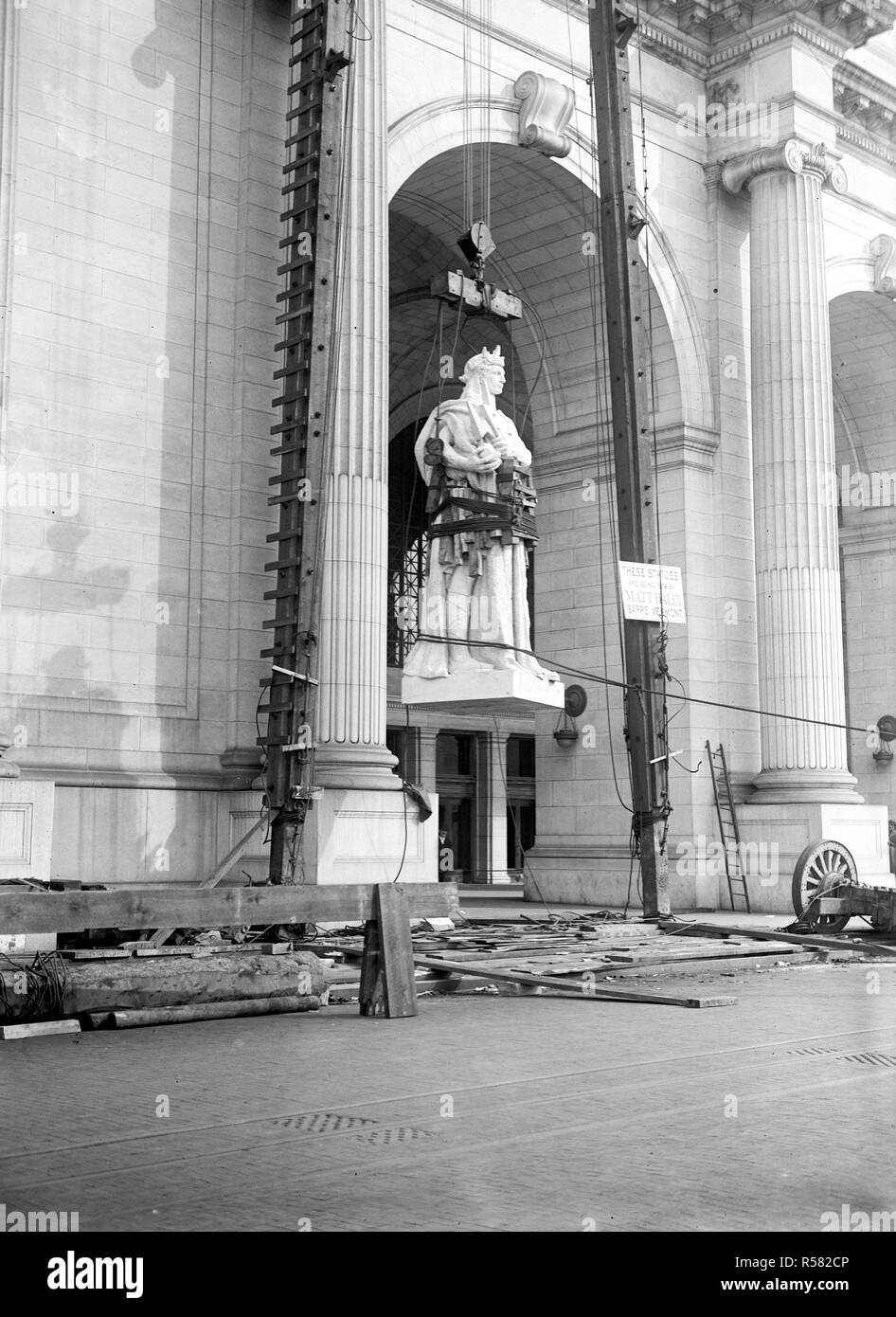 Statue being placed outside Union Station in Washington D.C. ca. 1910-1917 Stock Photo