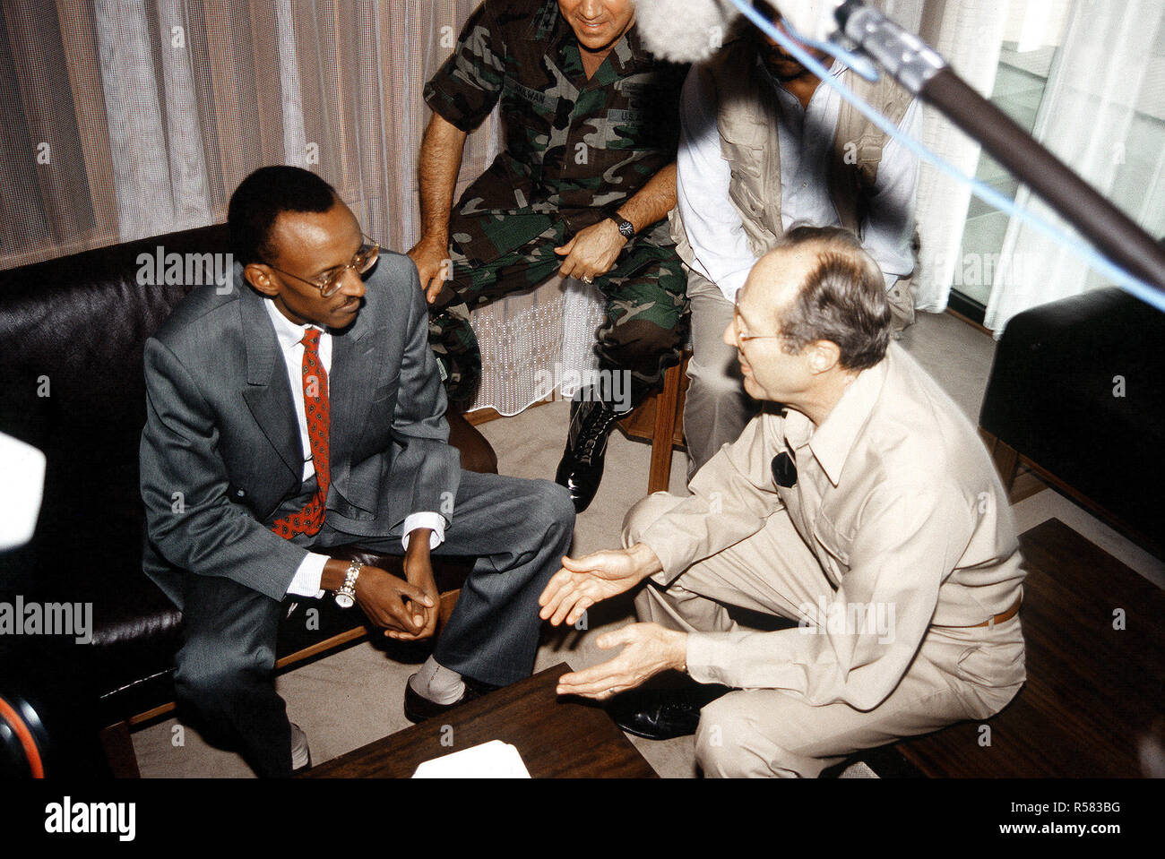 1994 - U.S. Secretary of Defense William Perry discusses the Rwandan civil war and refugee situation with Rwandan President Paul Kagami during the secretary's visit to Kigali. Stock Photo