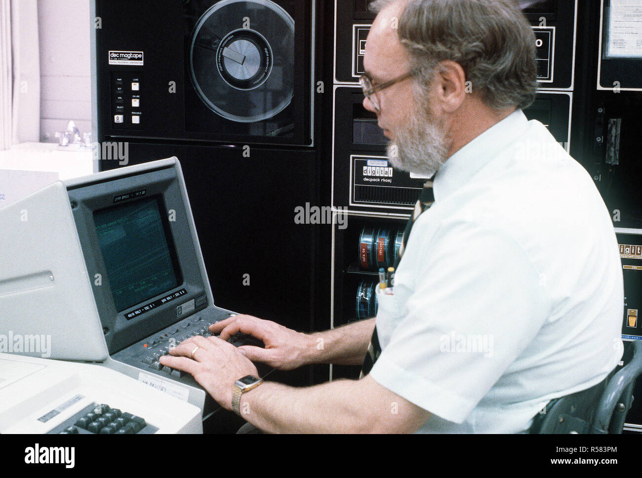 1981 - A worker at the Cold Chemical Excited Infrared Simulation Experiments (COCHISE) room's computer terminal in the Air Force Geophysics Laboratory (AFGL) Stock Photo