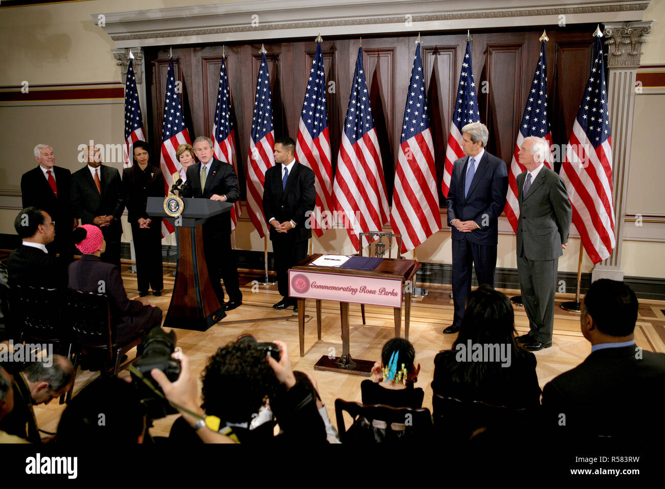 President Bush: Signing of H. R. 4145, to Direct the Joint Committee on the Library to Obtain a Statue of Rosa Parks and to Place the Statue in the United States Capitol. From left to right, U.S. Sen. Richard G. Lugar, R-Ind., U.S. Secretary of Housing and Urban Development Alphonso Jackson, Mrs. Laura Bush, U.S. Secretary of State Condoleezza Rice, U.S. Rep. Jesse Jackson Jr., D-Ill., U.S. Sen. John Kerry, D-Mass., and U.S. Sen. Thad Cochran, R-Miss Stock Photo