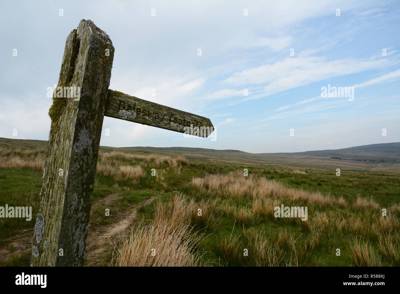A sign reading 'Dales Way Footpath' indicating the direction of The Dales Way hiking trail in Yorkshire, England, United Kingdom Stock Photo