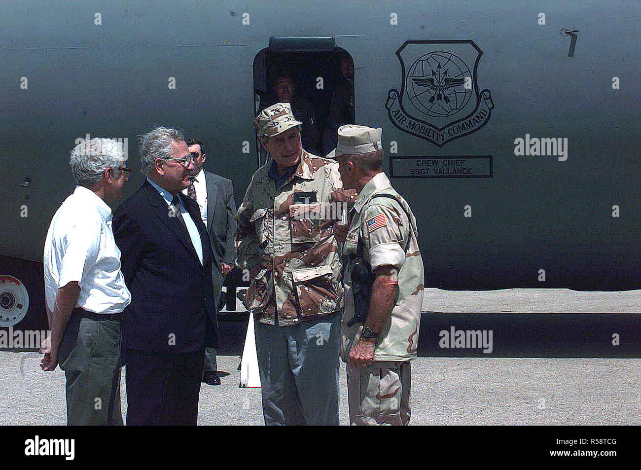 President george h w bush in somalia hi-res stock photography and ...