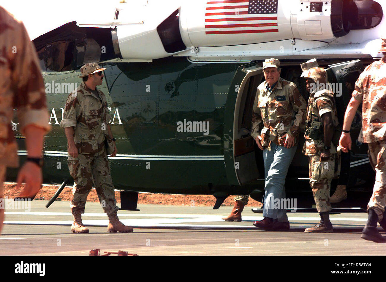 1992 - President George Bush arrives at the American Embassy Compound on an UH-60 Blackhawk helicopter. Stock Photo