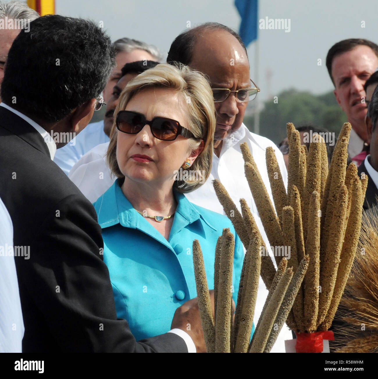 2009 - U.S. Secretary of State Hillary Rodham Clinton, Sharad Pawar, Minister of Agriculture, Consumer Affairs, Food and Public Distribution, and Dr. Mangala Rai, President of the National Academy of Agricultural Sciences, examine wheat samples Stock Photo