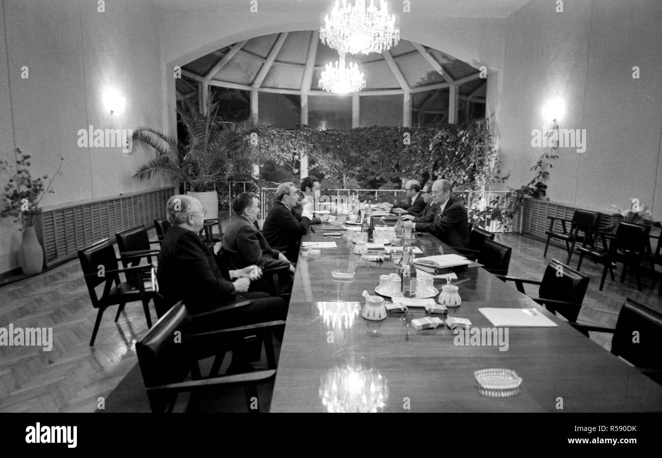Second meeting of President Ford and Soviet Gen. Secretary Leonid Brezhnev to discuss nuclear arms limitations and the signing of a joint communiqué.  Conference Hall-Okeansky Sanitarium, Vladivostok, USSR. November 23, 1974.  [als present are Secretary of State Henry Kissinger, Foreign Minister Andrei Gromyko, Soviet Ambassador Anatoly Dobrynin, Brezhnev’s personal interpreter Victor Sukhodev and others.] Stock Photo