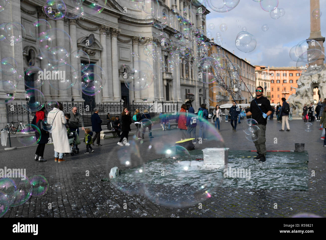 Foto Fabrizio Corradetti/LaPresse 30 novembre 2018 Roma, Italia Cronaca Bolle  di Sapone a Piazza Navona Stock Photo - Alamy