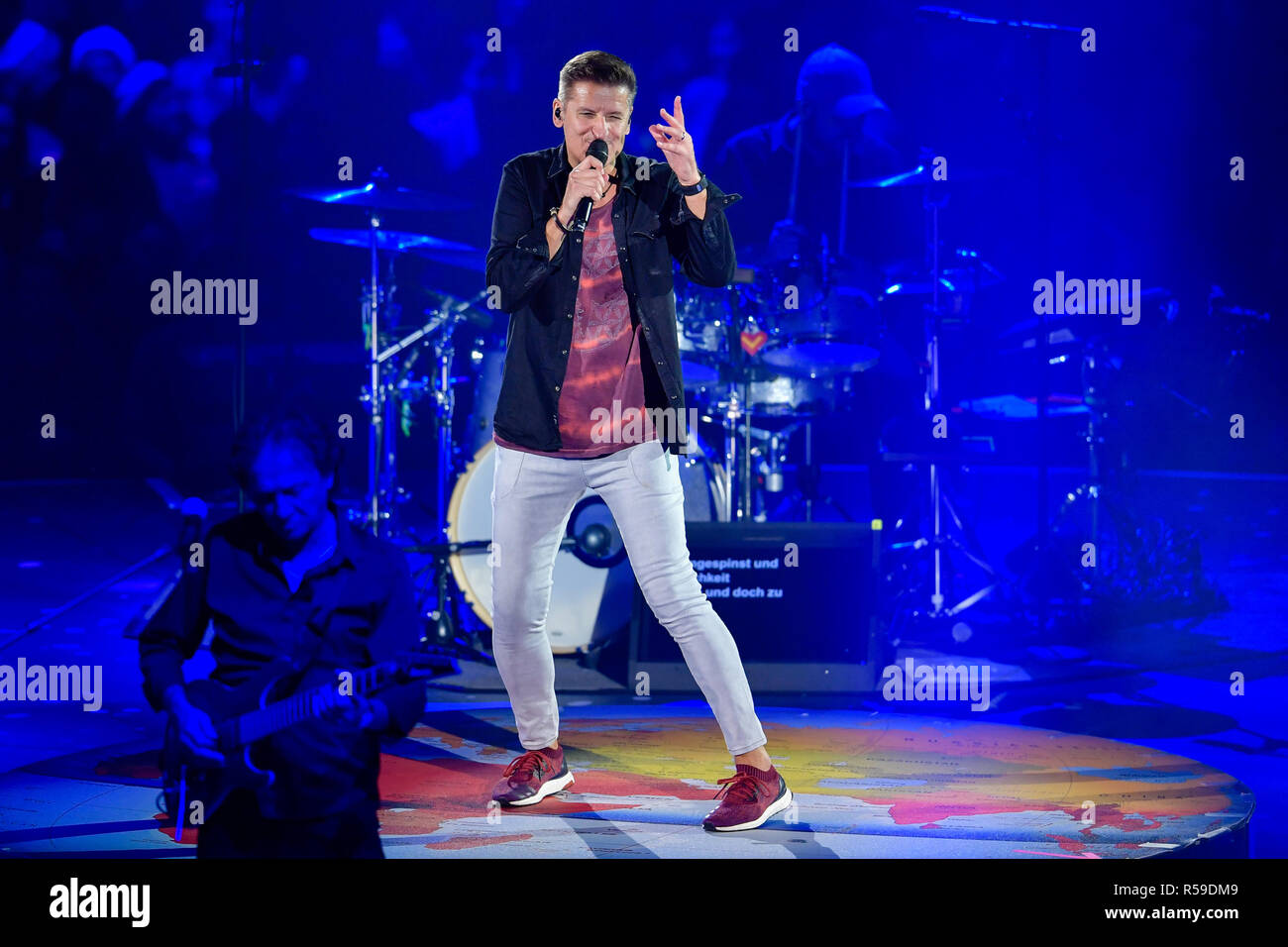 30 November 2018, Baden-Wuerttemberg, Mannheim: The singer Hartmut Engler and his band PUR perform in the SAP-Arena at the beginning of their German tour. Another eleven dates will follow by mid-December. Photo: Uwe Anspach/dpa Stock Photo
