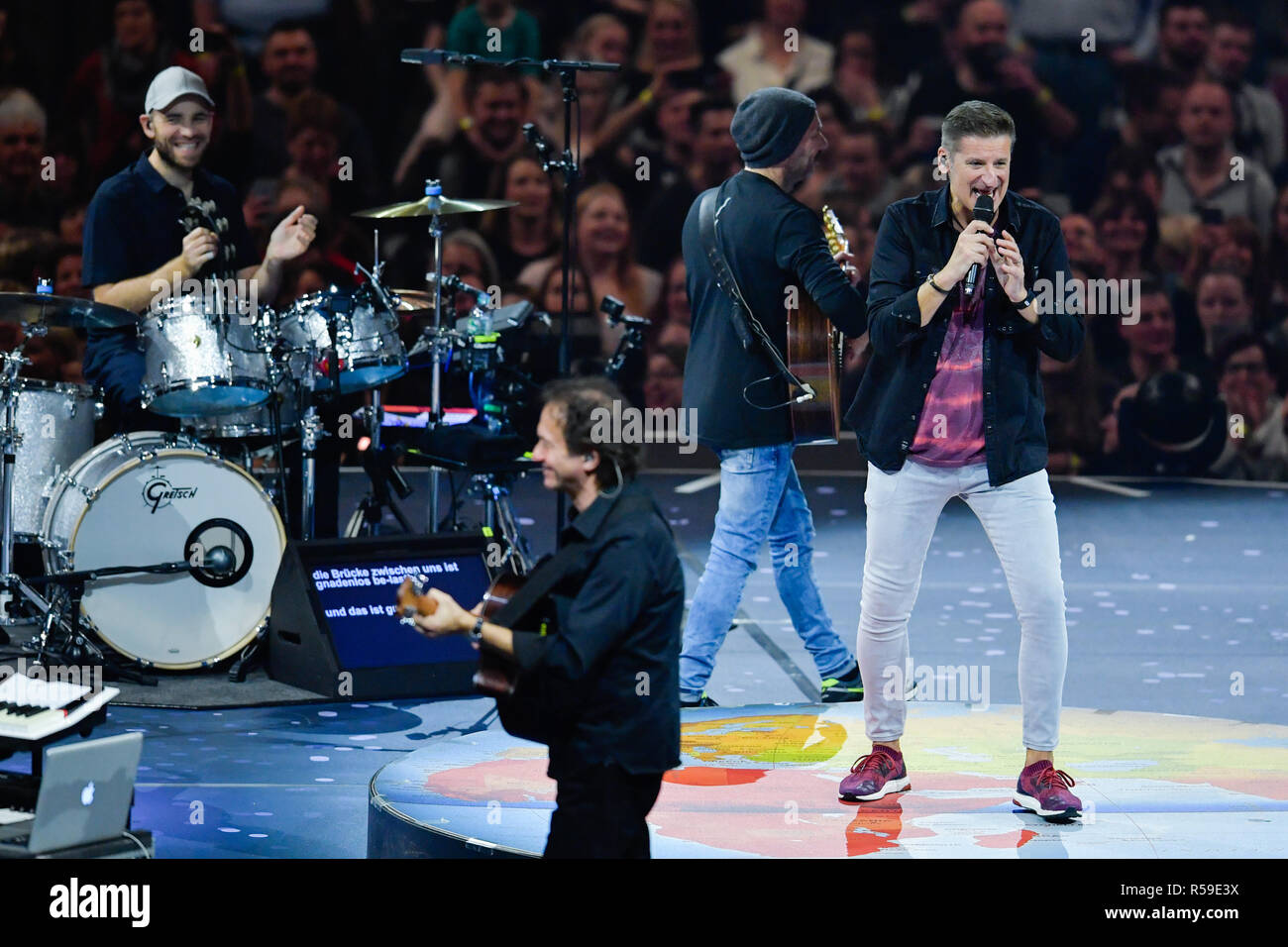 Mannheim, Germany. 30th Nov, 2018. The singer Hartmut Engler (r) and ...