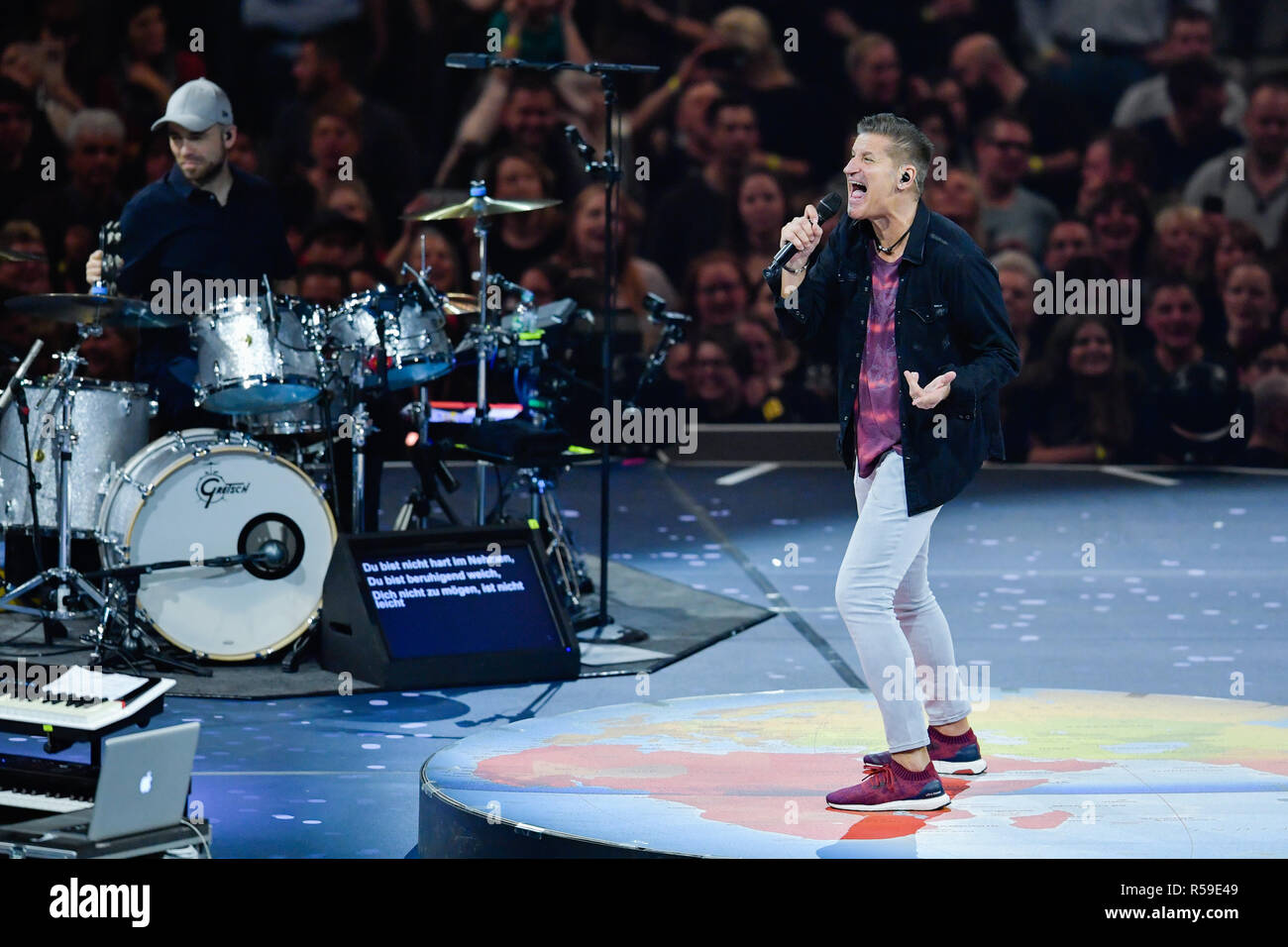Mannheim, Germany. 30th Nov, 2018. The singer Hartmut Engler and his ...