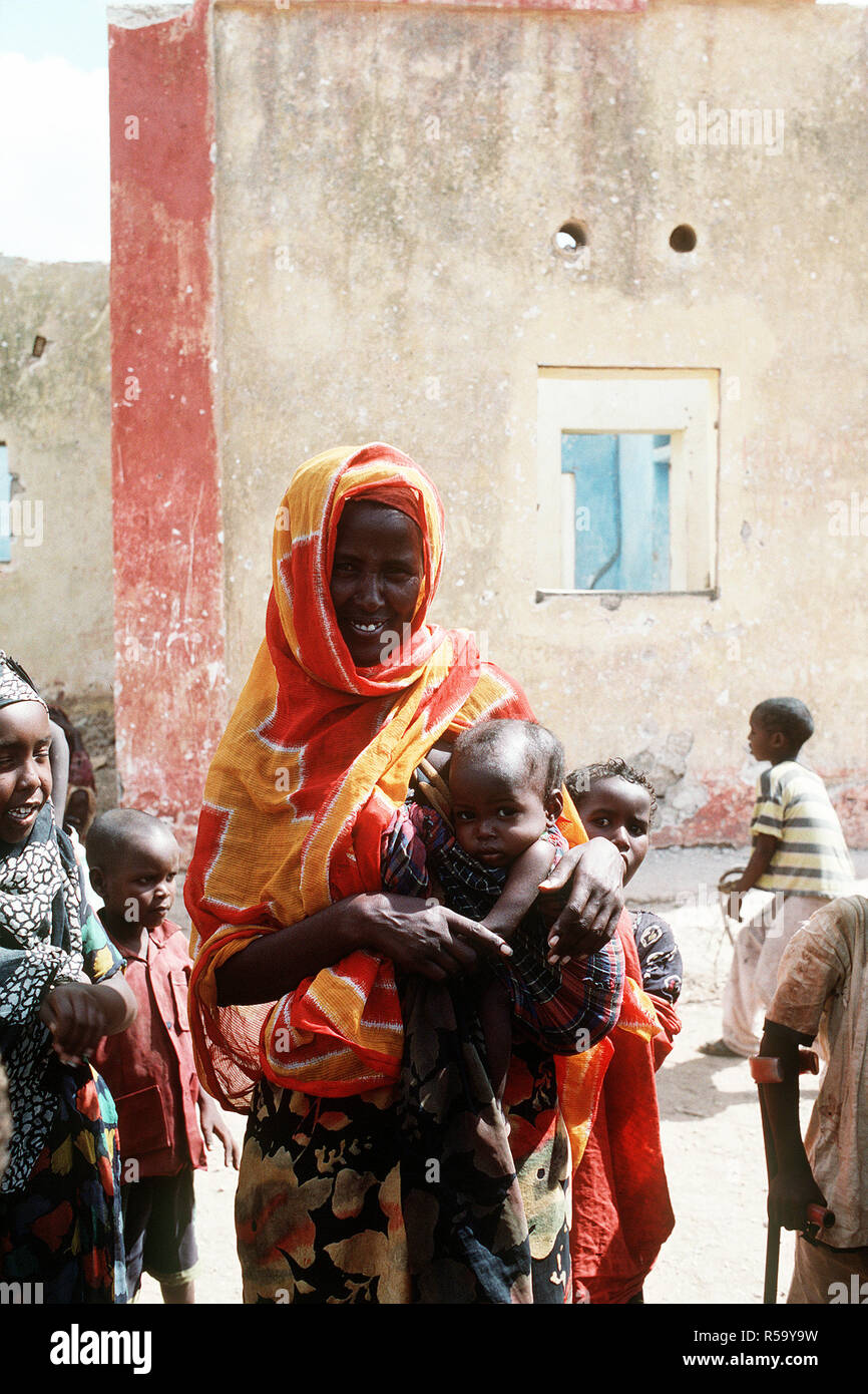 1993 - A Somali woman poses with some children during the multinational relief effort Operation Restore Hope. Stock Photo