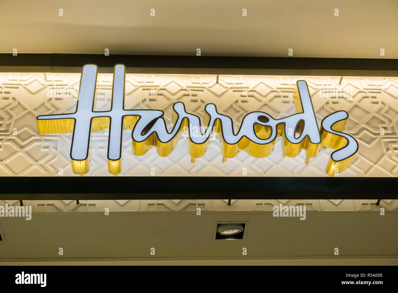 Harrods logo hi-res stock photography and images - Alamy