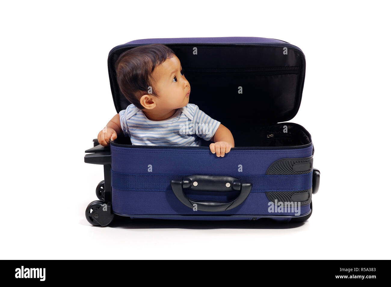 Asian mom e la bambina con la valigia bagaglio e vestiti pronto per  viaggiare in vacanza Foto stock - Alamy