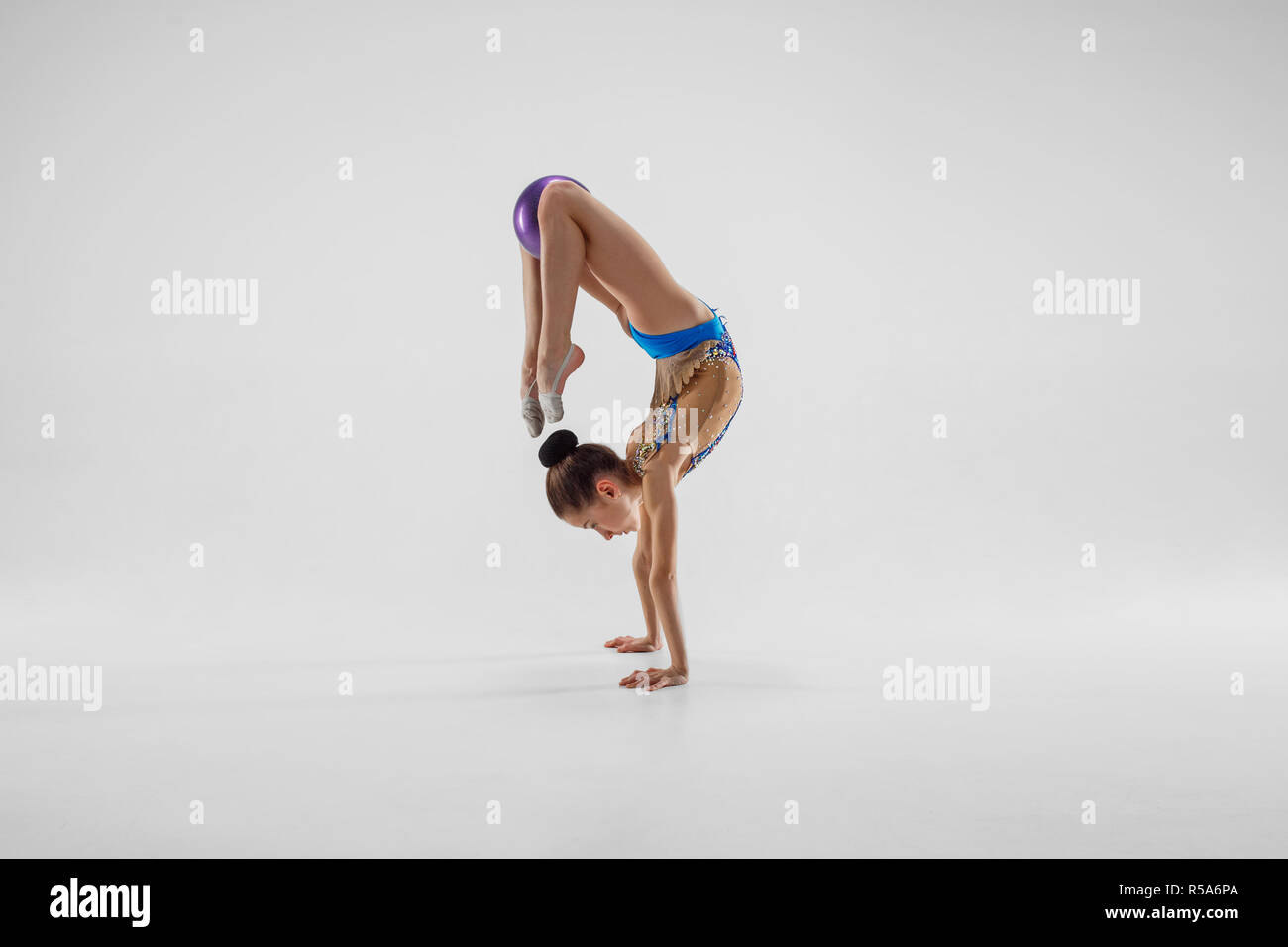 Little gymnast girl doing splits hi-res stock photography and images ...