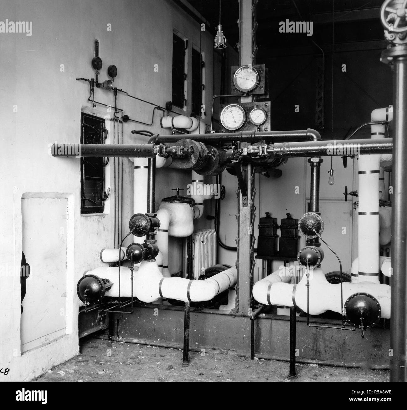 Industries of War - Chewing Gum - WRIGLEY FACTORY Conditioning systems where all air is washed and conditioned before it passes to storage and wrapping depts ca. 1917-1918 Stock Photo