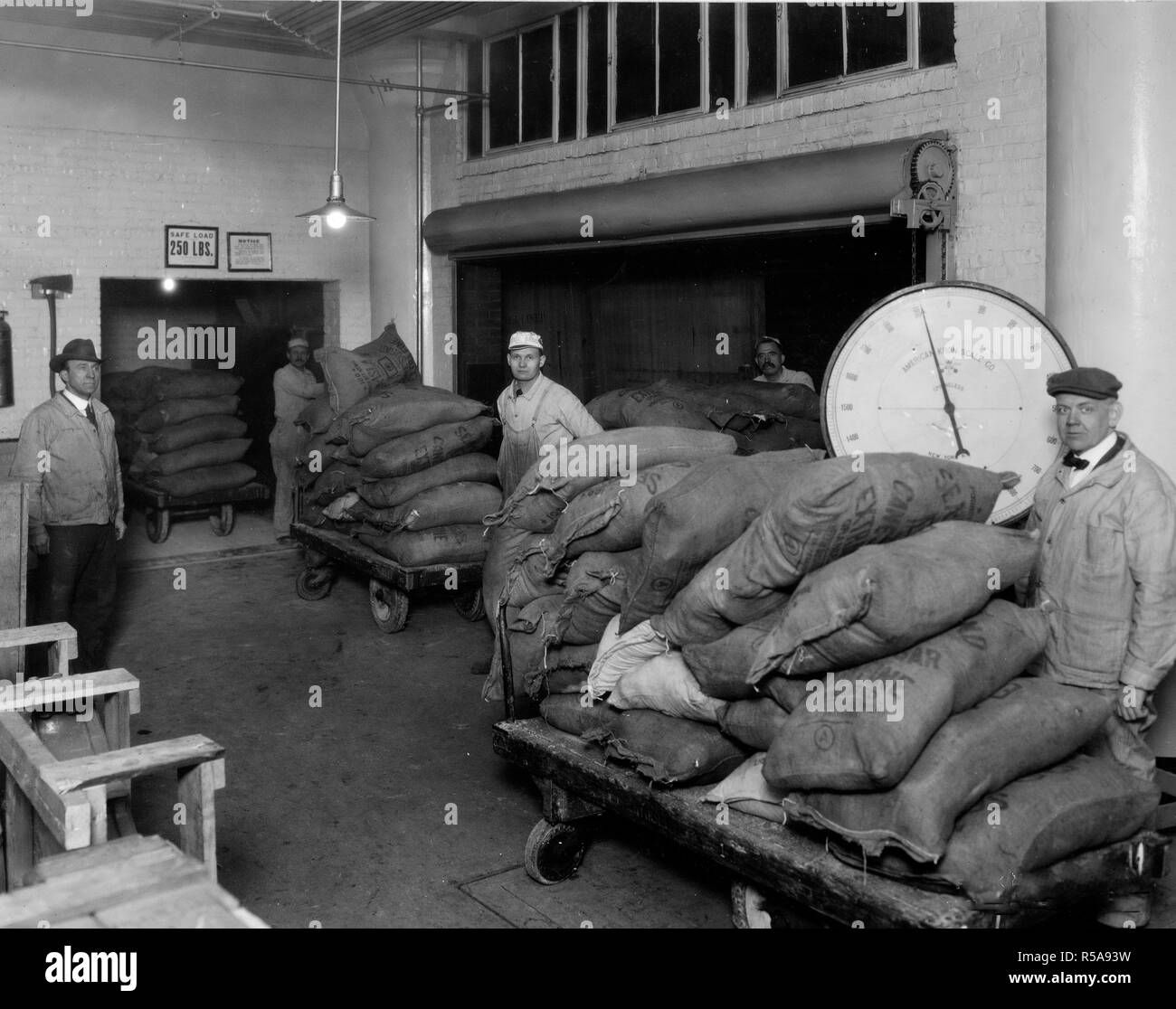 Industries of War - Chewing Gum - WRIGLEY FACTORY Weighing bags of granulated sugar in receiving department ca. 1917-1918 Stock Photo