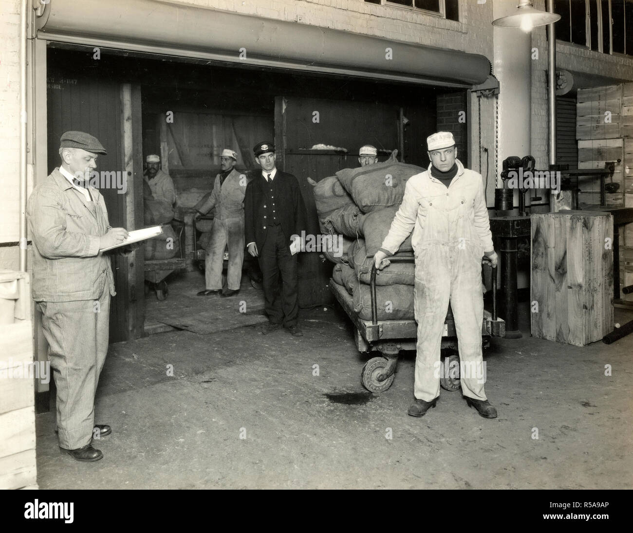 Industries of War - Chewing Gum - WRIGLEY FACTORY Customs inspector supervising unloading and weighing of bonded chicle  ca. 1917-1918 Stock Photo