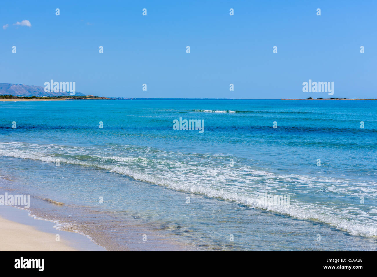 Crystal clear sea water at Cittadella dei Maccari, San Lorenzo, Vendicari Nature Reserve, Sicily. Dreamy and idyllic holiday destination near Noto. Stock Photo