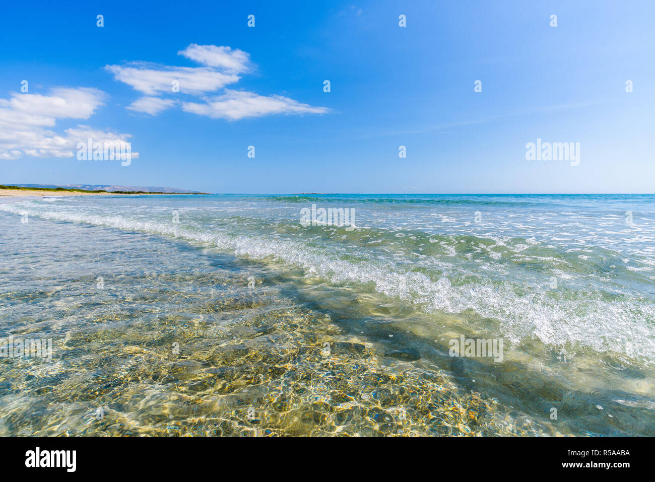 Crystal clear sea water at Cittadella dei Maccari, San Lorenzo, Vendicari Nature Reserve, Sicily. Dreamy and idyllic holiday destination near Noto. Stock Photo