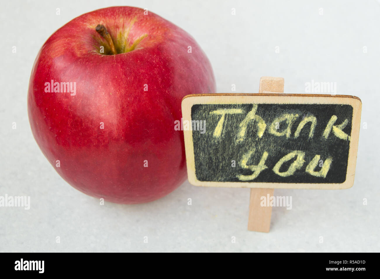 спасибо яблоко. открытки с добрым утром с яблоками. спасибо за внимание фрукты. угощает яблоком. спасибо фрукты.