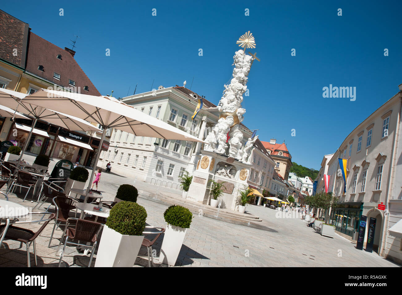 Baden bei Wien, Hauptplatz, Dreifaltigkeitssäule Stock Photo - Alamy