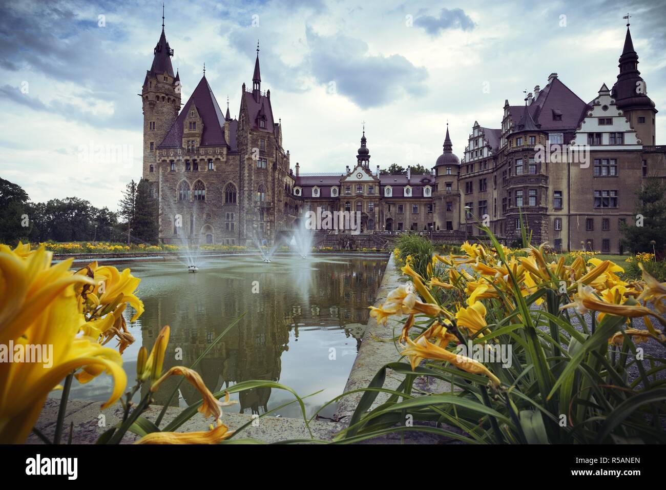 zamek-w-mosznej-moszna-castle-beautiful-castle-and-lilies-in-the