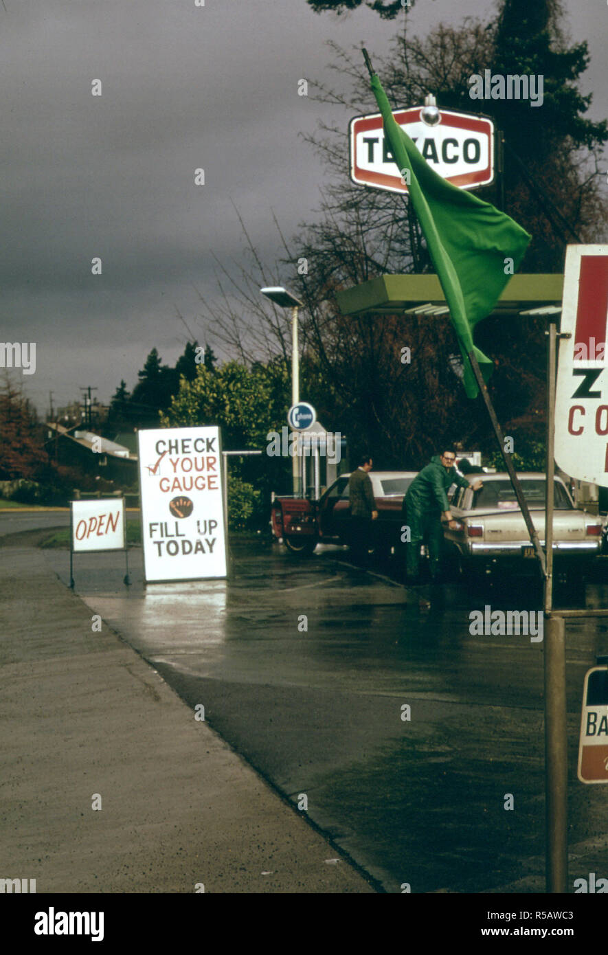 Oregon Gas Station Dealers Had a Flag System to Help Motorists. This