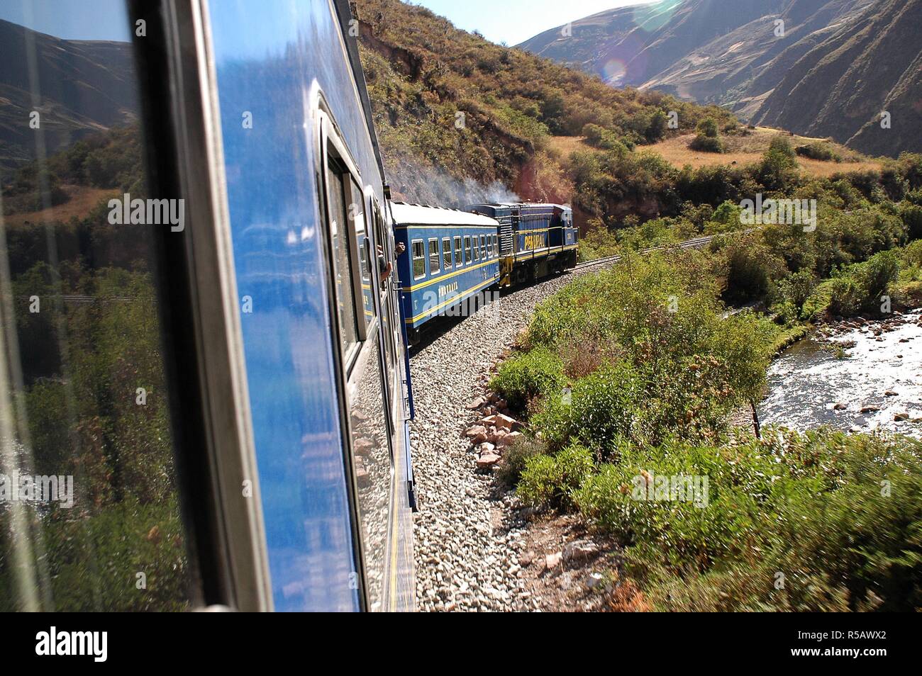 railway-to-machu-picchu-through-mountains-and-rivers-panoramic-view-by