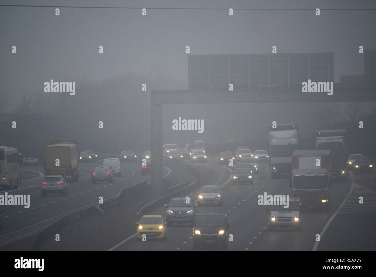 traffic-travelling-through-thick-fog-on-the-a1-m-motorway-leeds