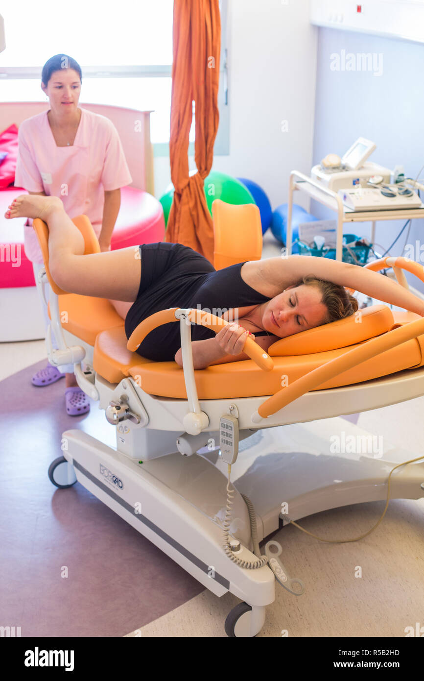 https://c8.alamy.com/comp/R5B2HD/pregnant-woman-during-early-labour-at-a-natural-birthing-centre-centre-clinical-de-soyaux-france-R5B2HD.jpg