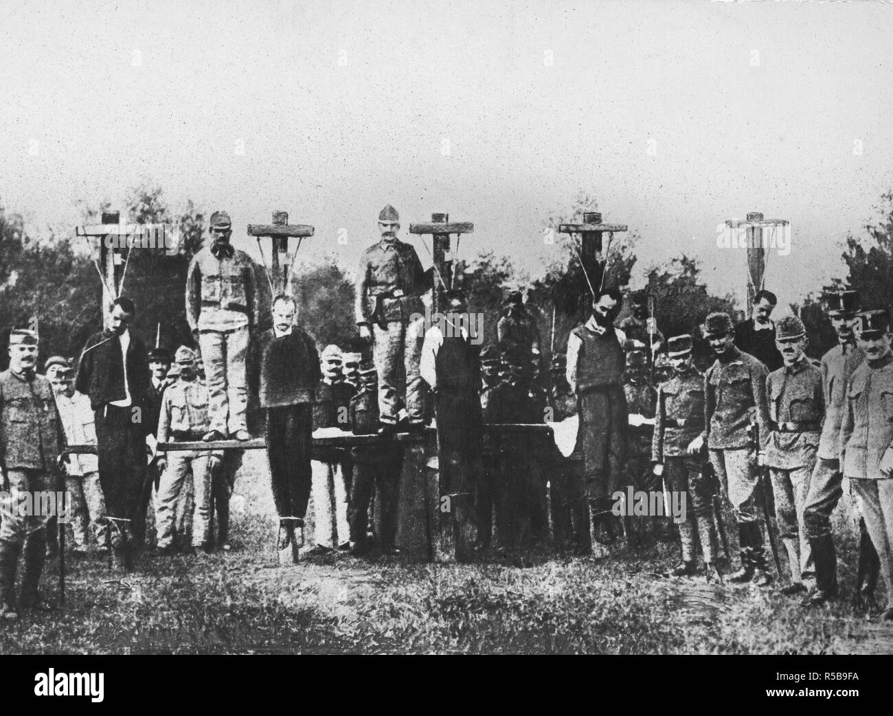 Hanging prisoners at the Italian front in presence of contented Austrians ca. 1914-1918 Stock Photo