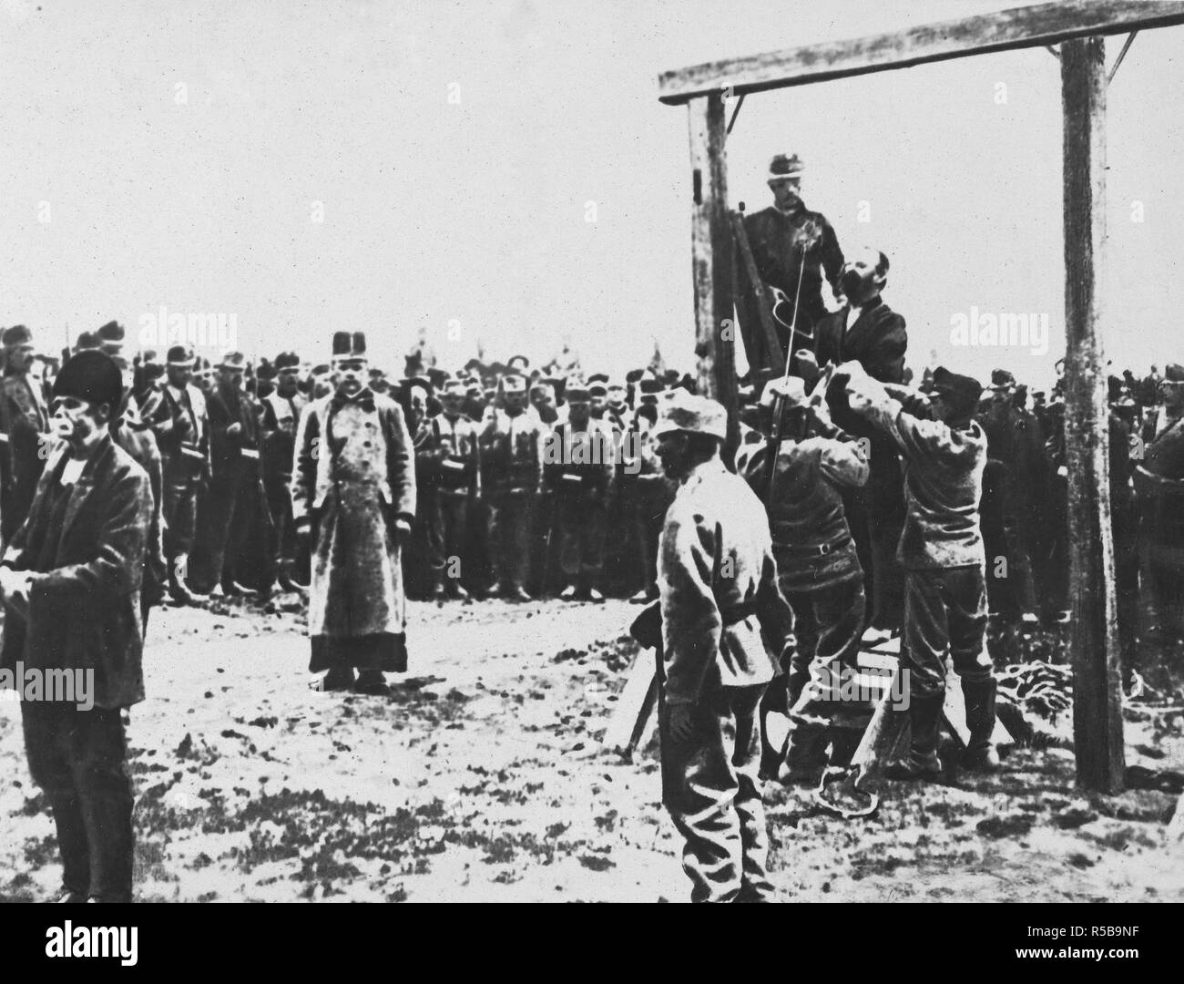Austrian Atrocities. Hanging Russian farmer in accordance with orders of commander. Similar atrocities were committed in Poland and Bosnia ca. 1914-1918 Stock Photo