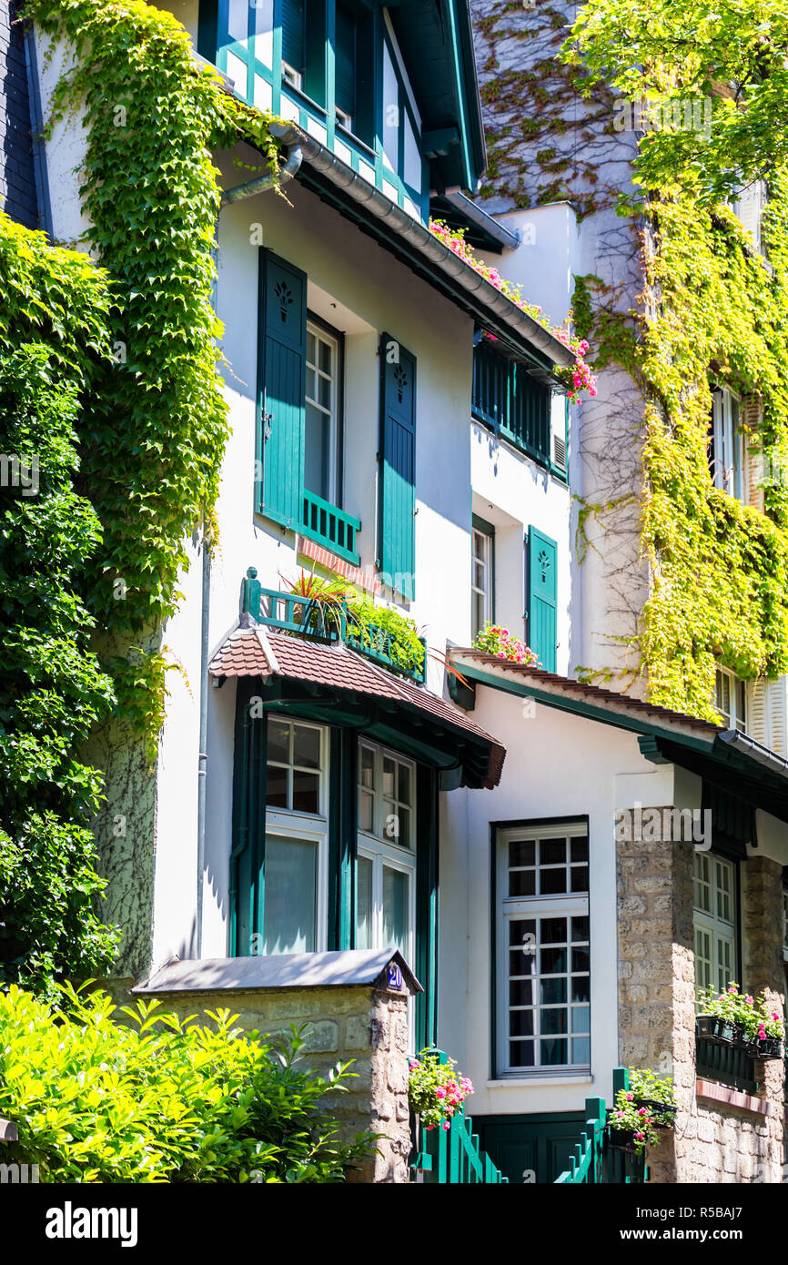 Cosy traditional building exterior on street in Paris Stock Photo - Alamy