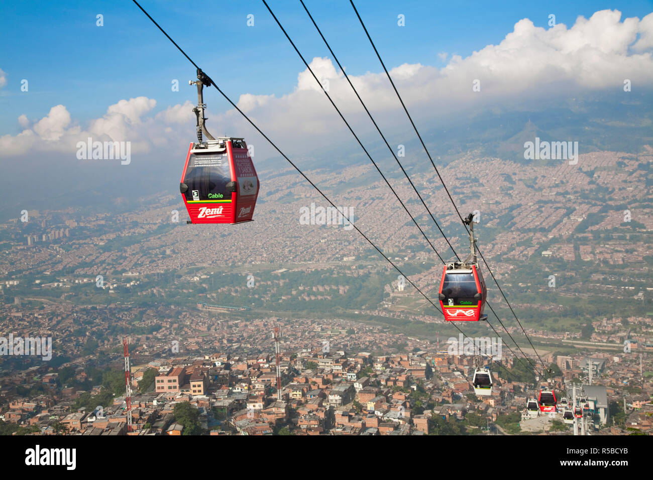 Colombia, Antioquia, Medellin, Santo Domingo, Cable cars on the metro metrocable extension Stock Photo