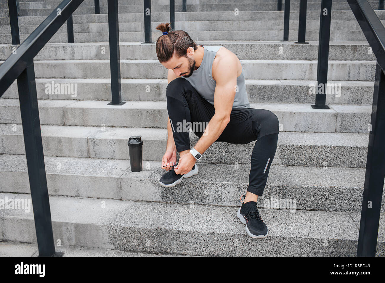 молодой парень завязывает