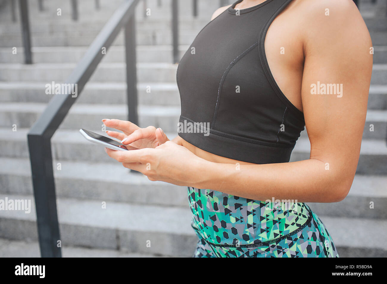 sports bra that holds phone