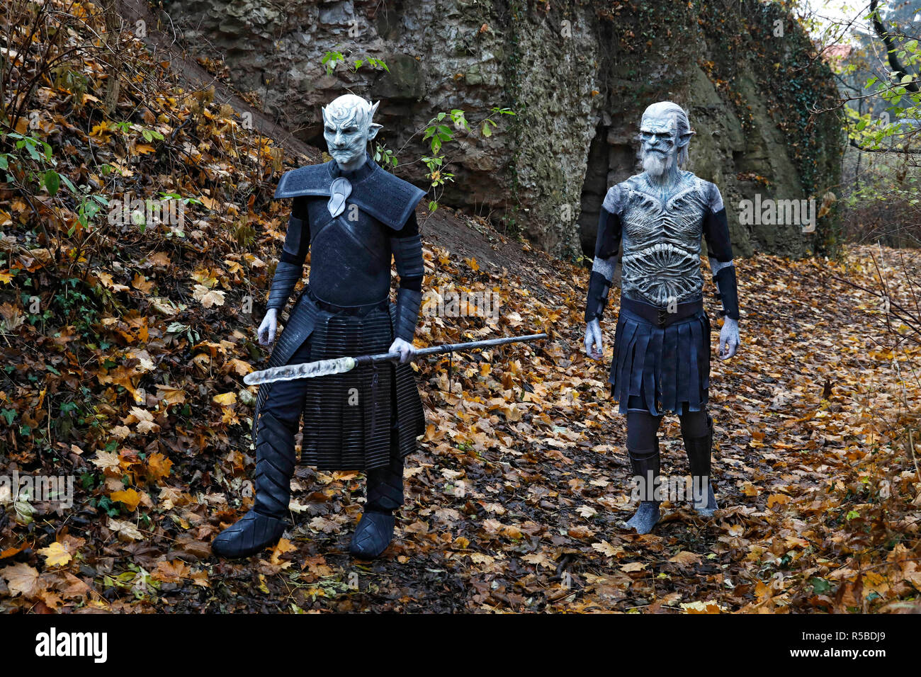 voorraad Zonder hoofd vloeiend GEEK ART - Bodypainting meets SciFi, Fantasy and more: 'Game of Thrones'  Photoshooting with Paul as Night King and Torben as White Walker in the  Ruin Stock Photo - Alamy