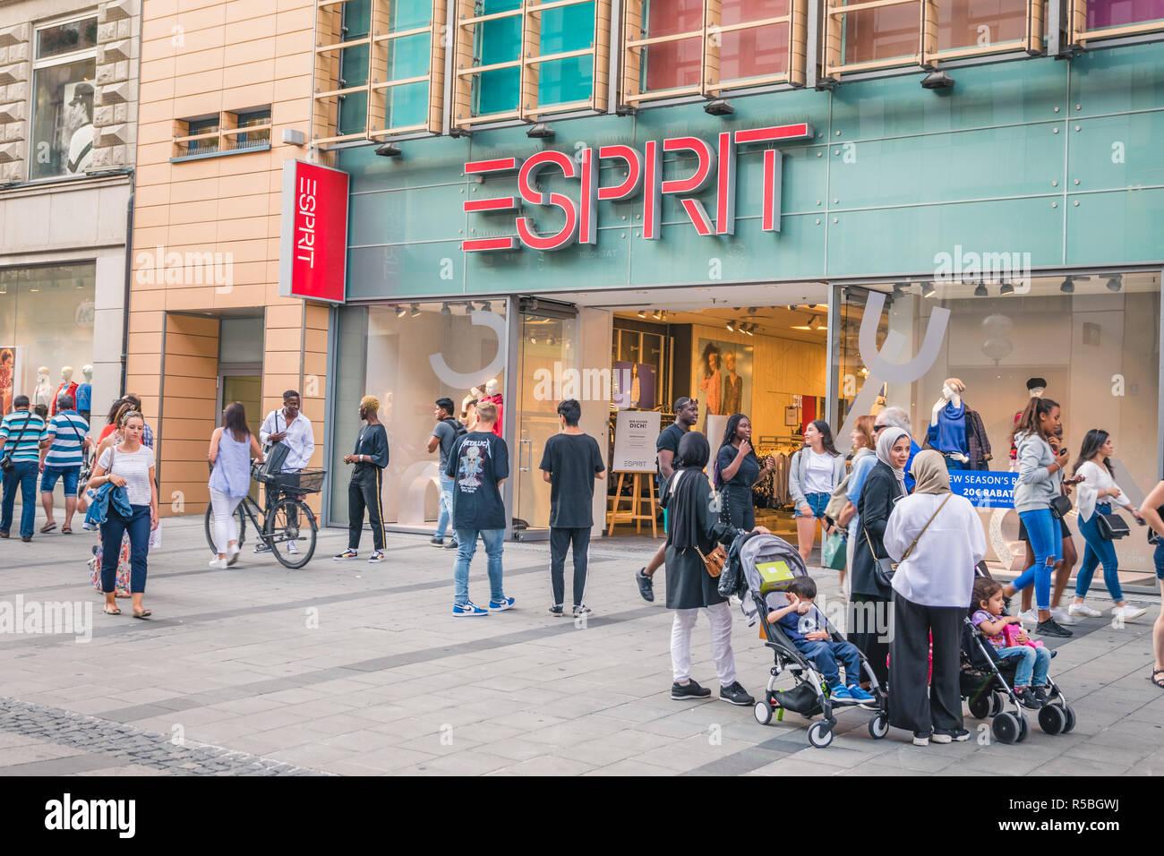 Munich, Germany - September, 2018: Front of Esprit clothes store in center  of Munich. A lot of people outside Stock Photo - Alamy