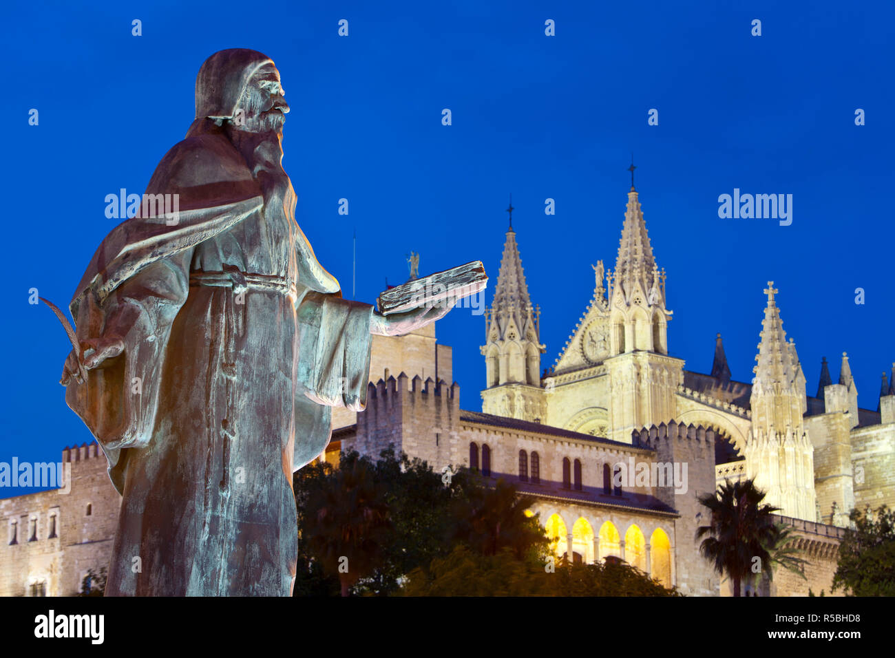 Ramon Llull Statue & Cathedral La Seu, Palma de Mallorca, Mallorca, Balearic Islands, Spain Stock Photo