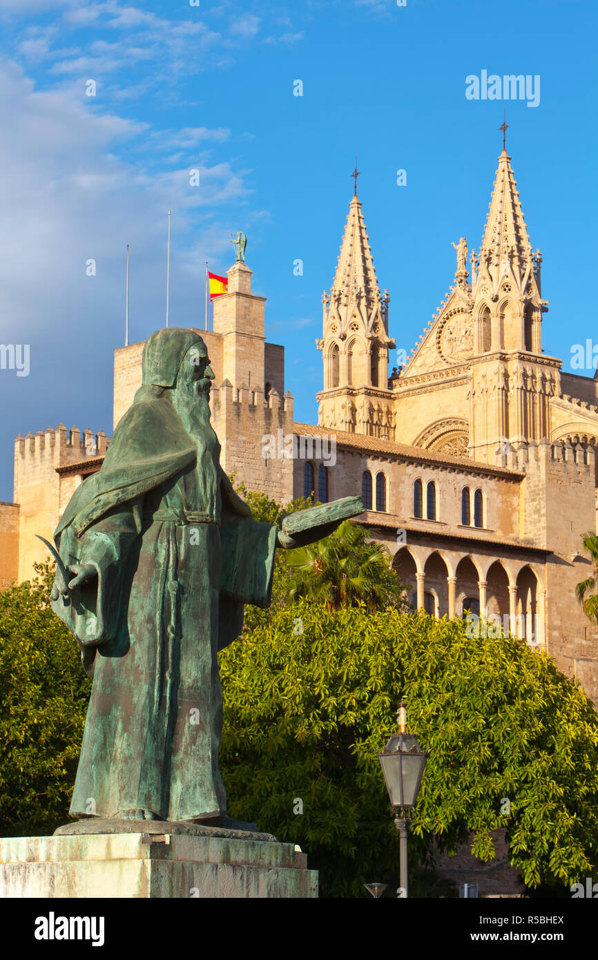 Ramon Llull Statue & Cathedral La Seu, Palma de Mallorca, Mallorca, Balearic Islands, Spain Stock Photo