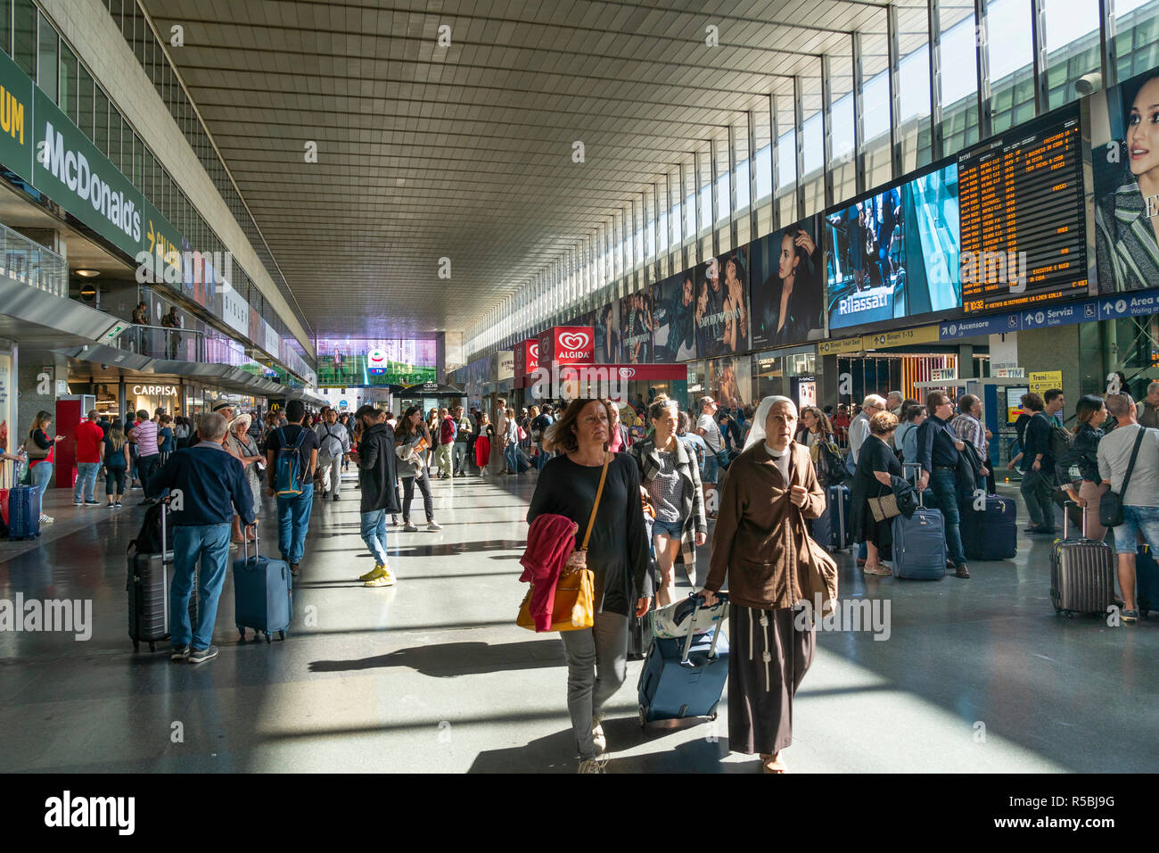 Travellers on the main concourse of Termini railway station, Rome, Lazio, Italy, Stock Photo