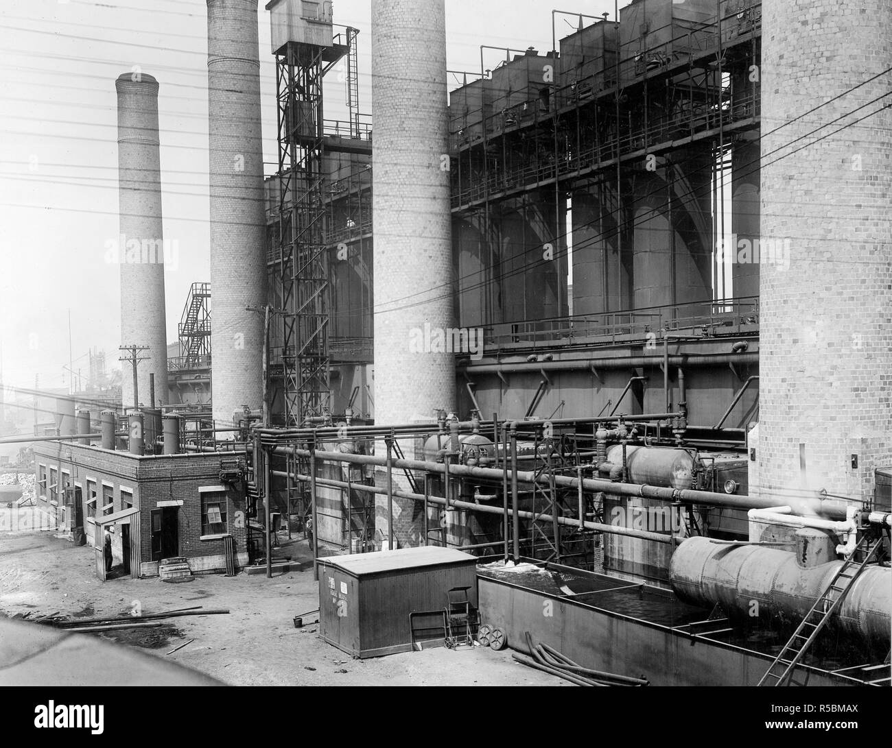 PREPARATION OF CRUDE OIL Products for the U.S. Government at the Atlantic Refining Co. Plant, Philadelphia, Pennsylvania. Vertical pressure stills fro the production of crude motor gasoline ca. 1918 Stock Photo